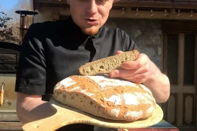 Pain à la farine fumée avec croûte croustillante cuit au four Maximus