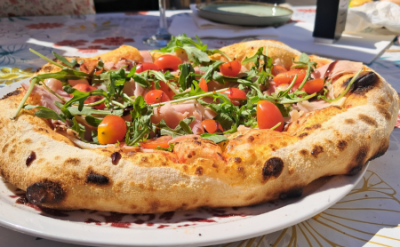 Recette italienne : pizza au four à bois