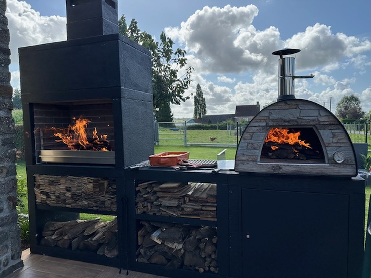 Barbecue parfaitement organisé avec invités et grillades en extérieur