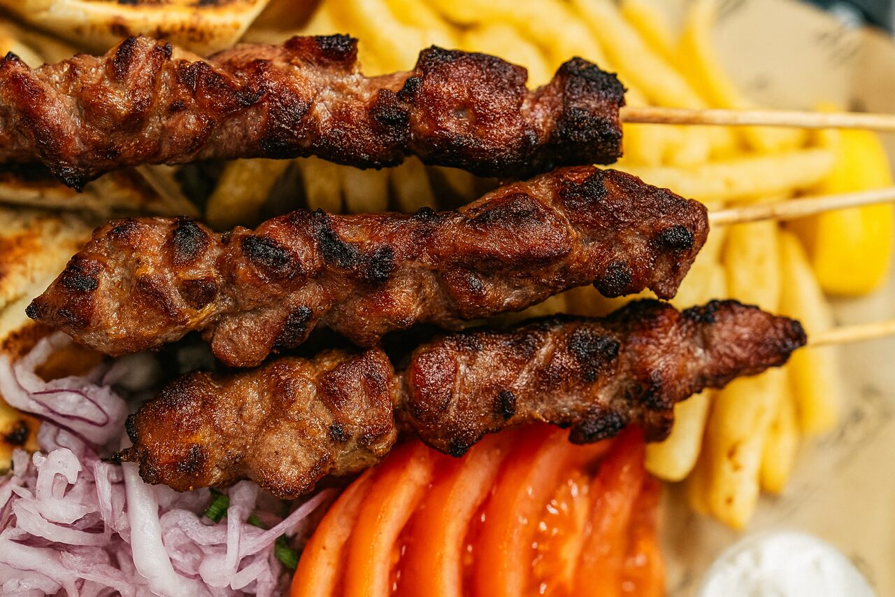 Viandes parfaitement grillées au barbecue avec cuisson maîtrisée