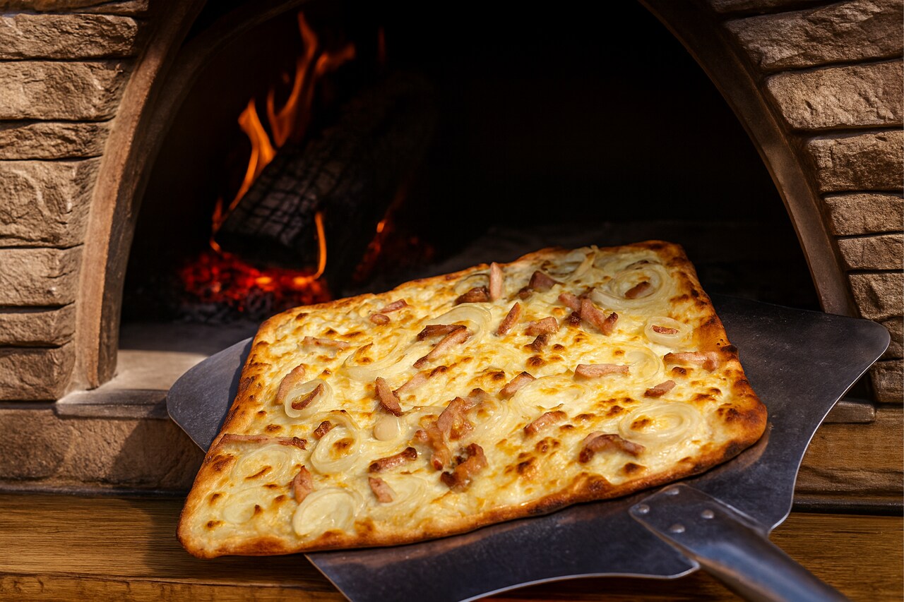 Flammekueche alsacienne cuite au four à bois Maximus avec lardons