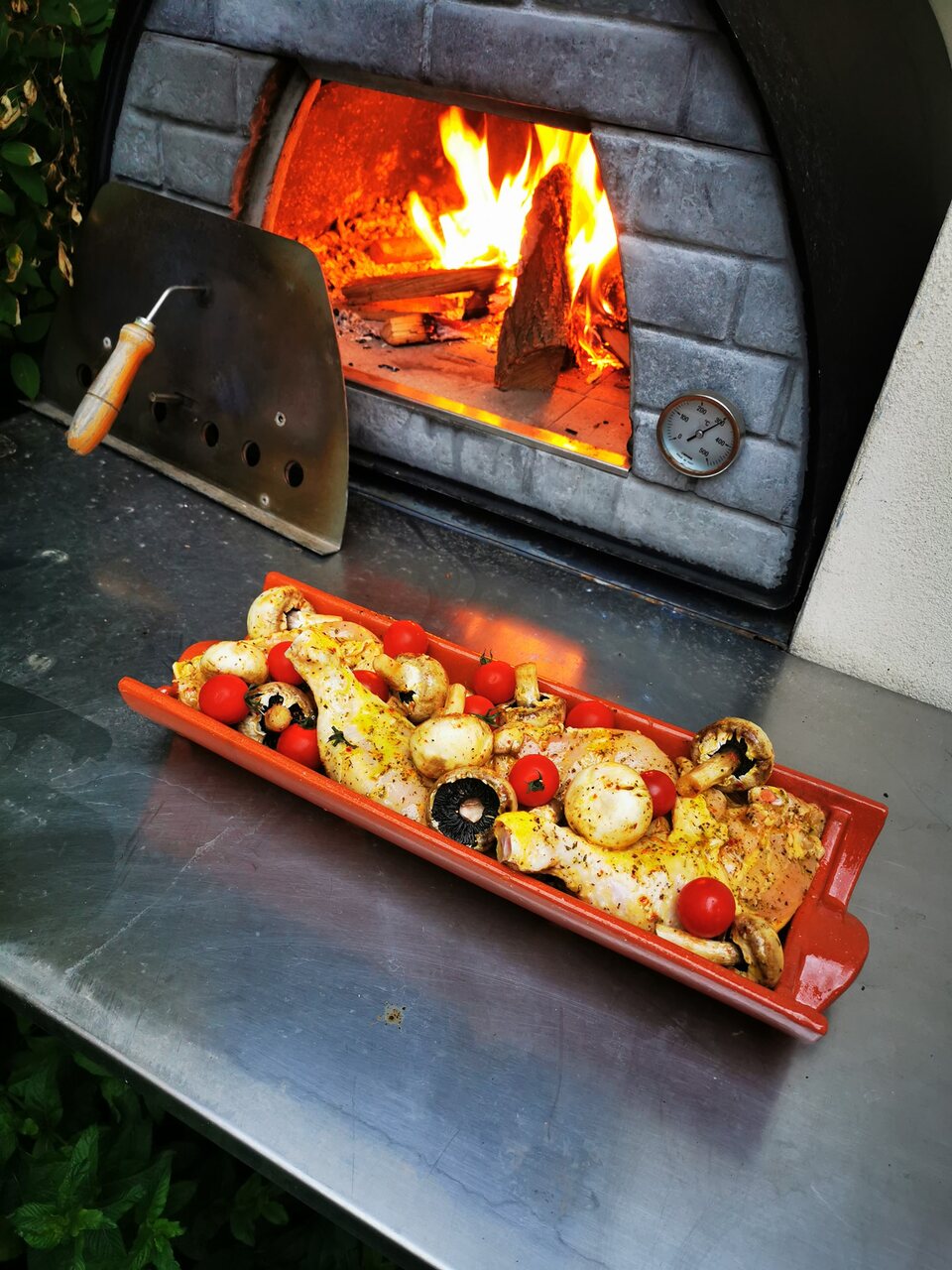 Plats de printemps cuits au barbecue et four à bois avec légumes frais