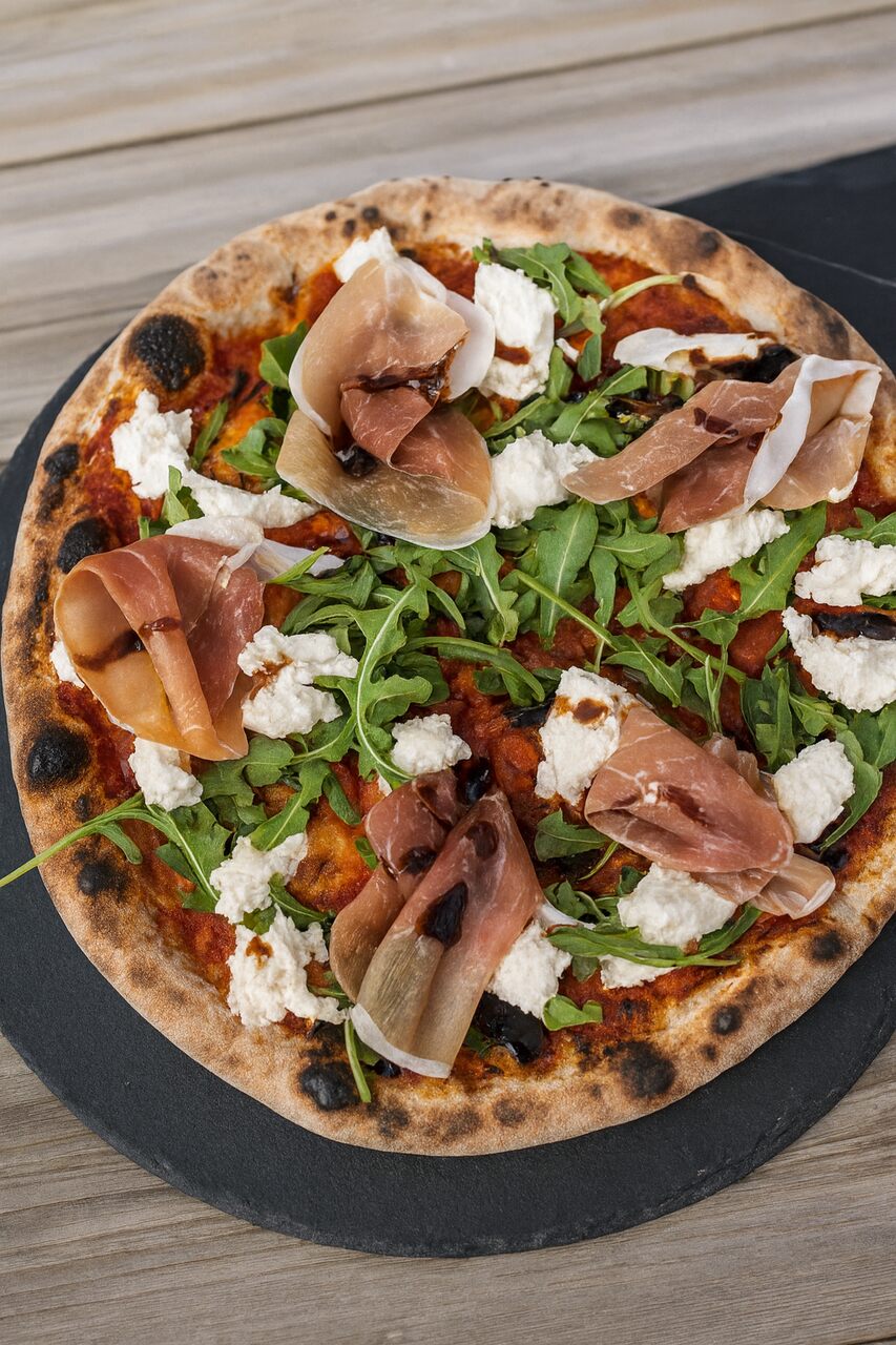 Pizza transalpine sortant du four à bois Maximus avec garniture italienne