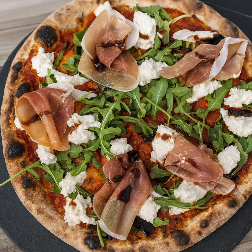 Pizza transalpine sortant du four à bois Maximus avec garniture italienne