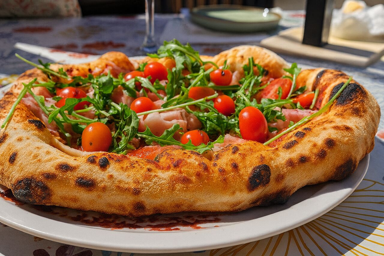 Pizza italienne traditionnelle cuite au four à bois avec basilic frais