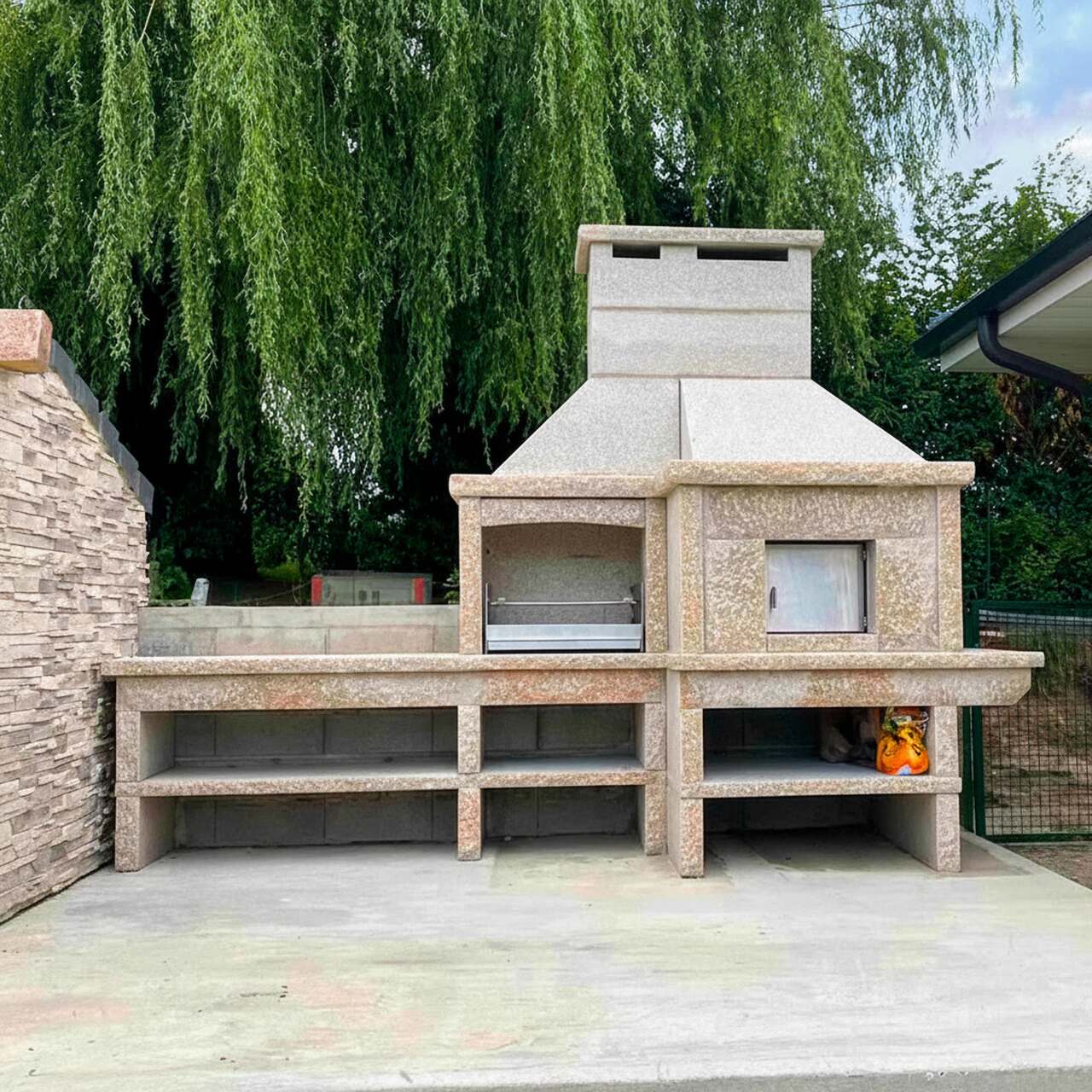 Barbecue en granit avec four GR66F