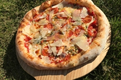 Pizza pesto tomates mozzarella parmesan au feu de bois Maximus
